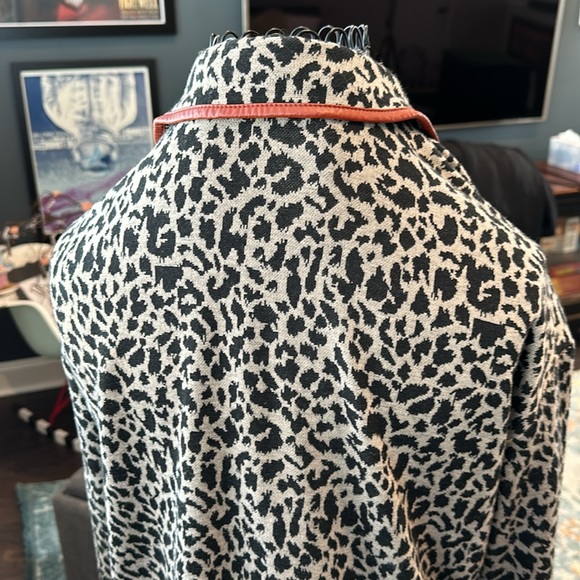 Fun lighter weight animal print jacket. Not lined - terrific for layering - Picture 3 of 5